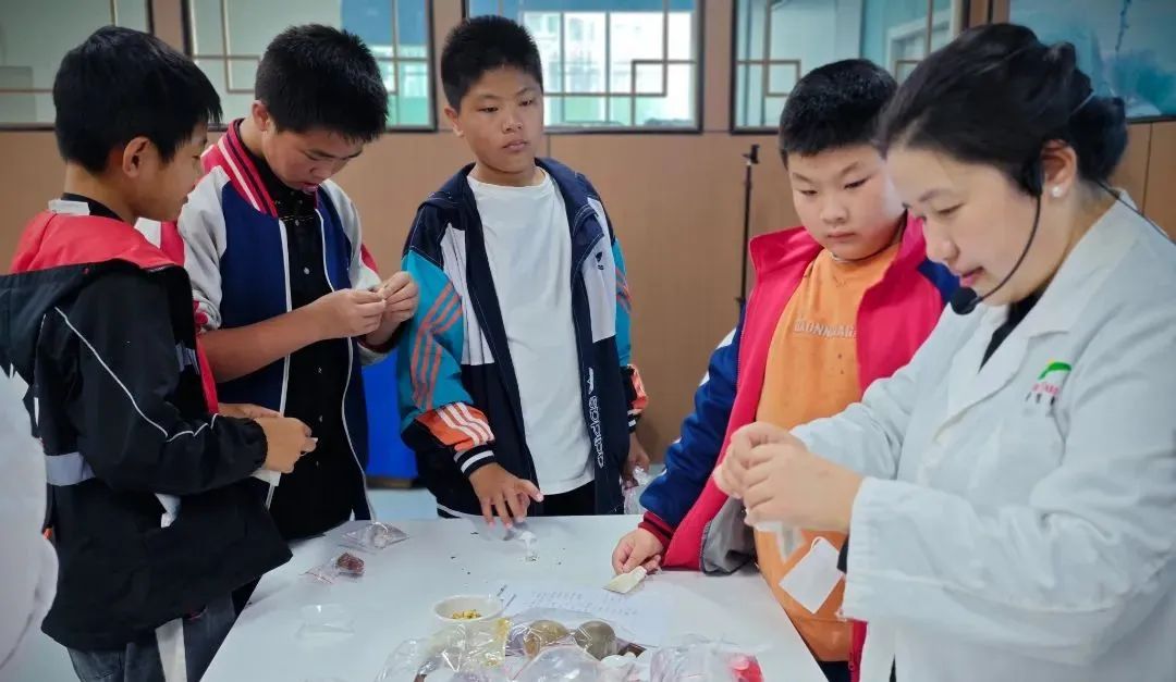 雙清區“愛心護航，助夢成長”